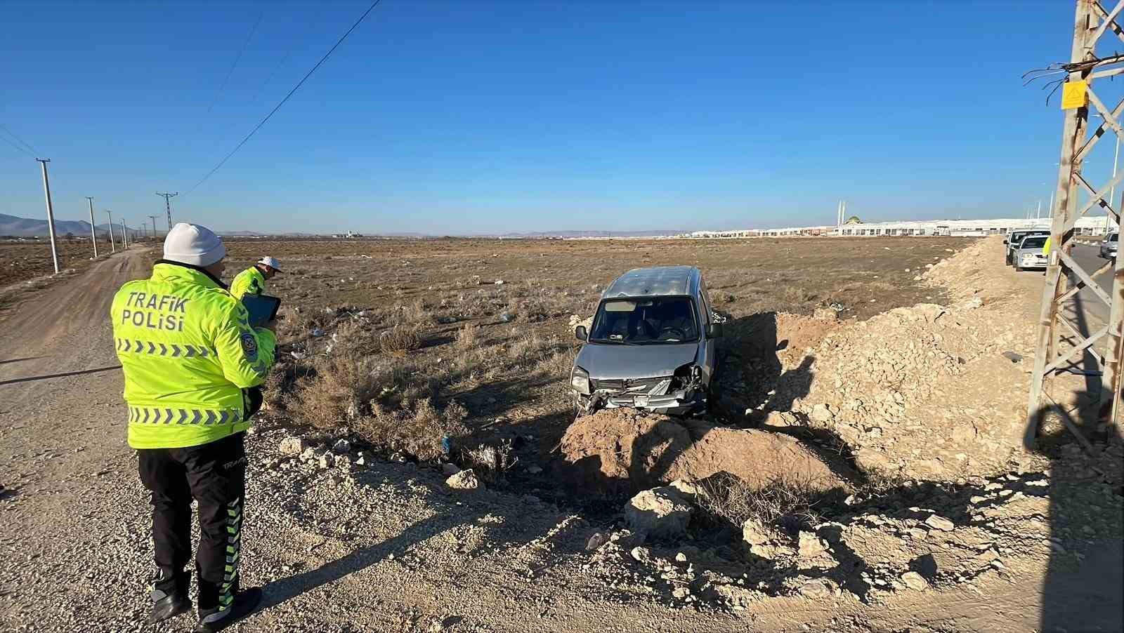 Karaman&rsquo;da yoldan &ccedil;ıkan hafif ticari aracın s&uuml;r&uuml;c&uuml;s&uuml; yaralandı
