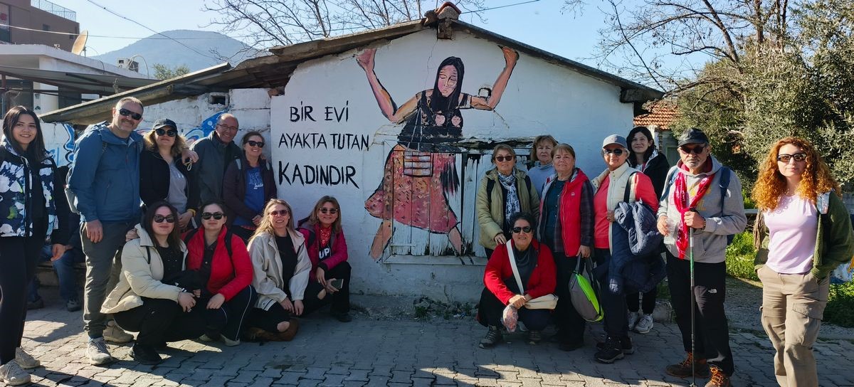 Doğaseverler kanal kenarında &ccedil;ıkan yangını s&ouml;nd&uuml;rd&uuml;
