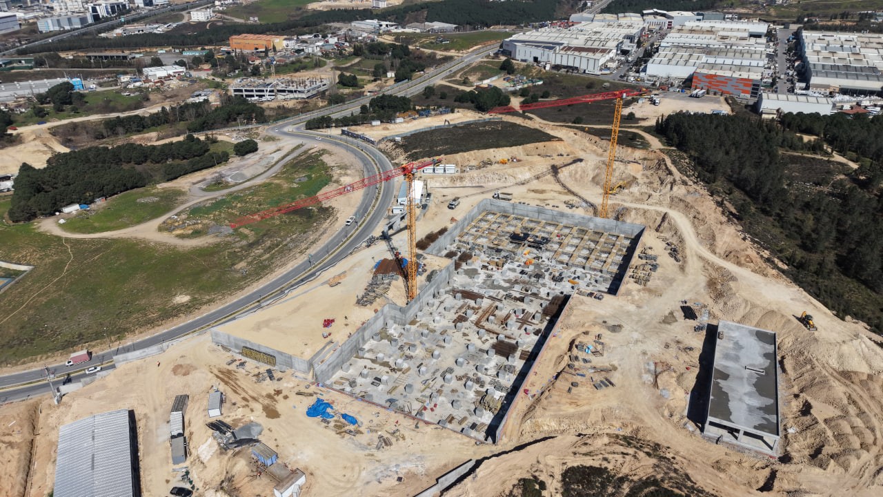 &Ccedil;ayırova Devlet Hastanesi inşaatında deprem izolat&ouml;rlerinin montajına başlandı
