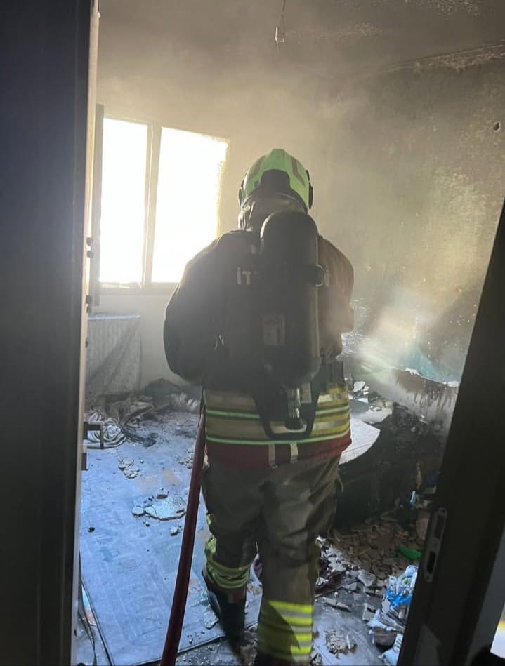 Prizden &ccedil;ıkan yangında apartman dairesinden alevler y&uuml;kseldi
