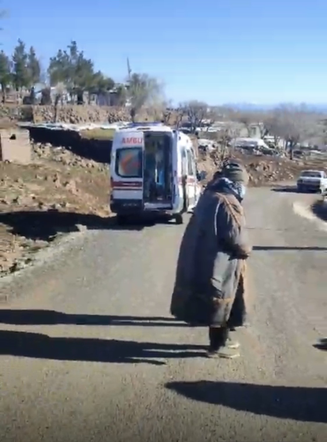 Diyarbakır&rsquo;da ara&ccedil; evin duvarına &ccedil;arptı: 2 yaralı
