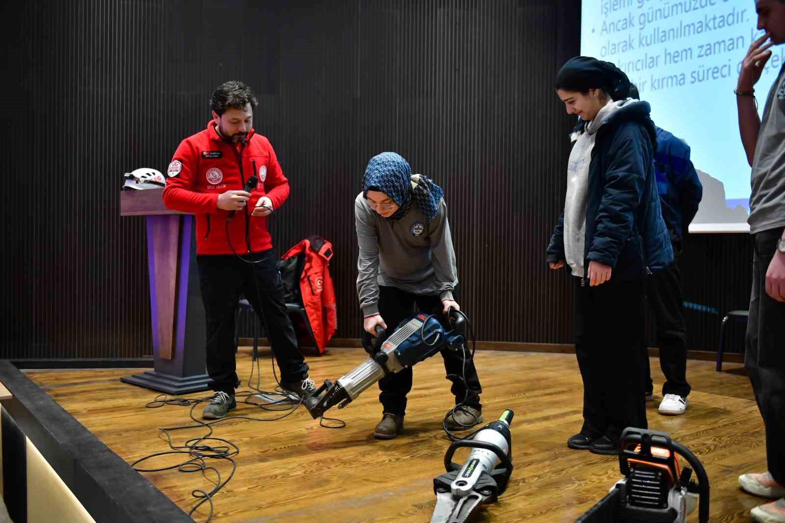 Esenyurt&rsquo;ta liselilere arama kurtarma eğitimi
