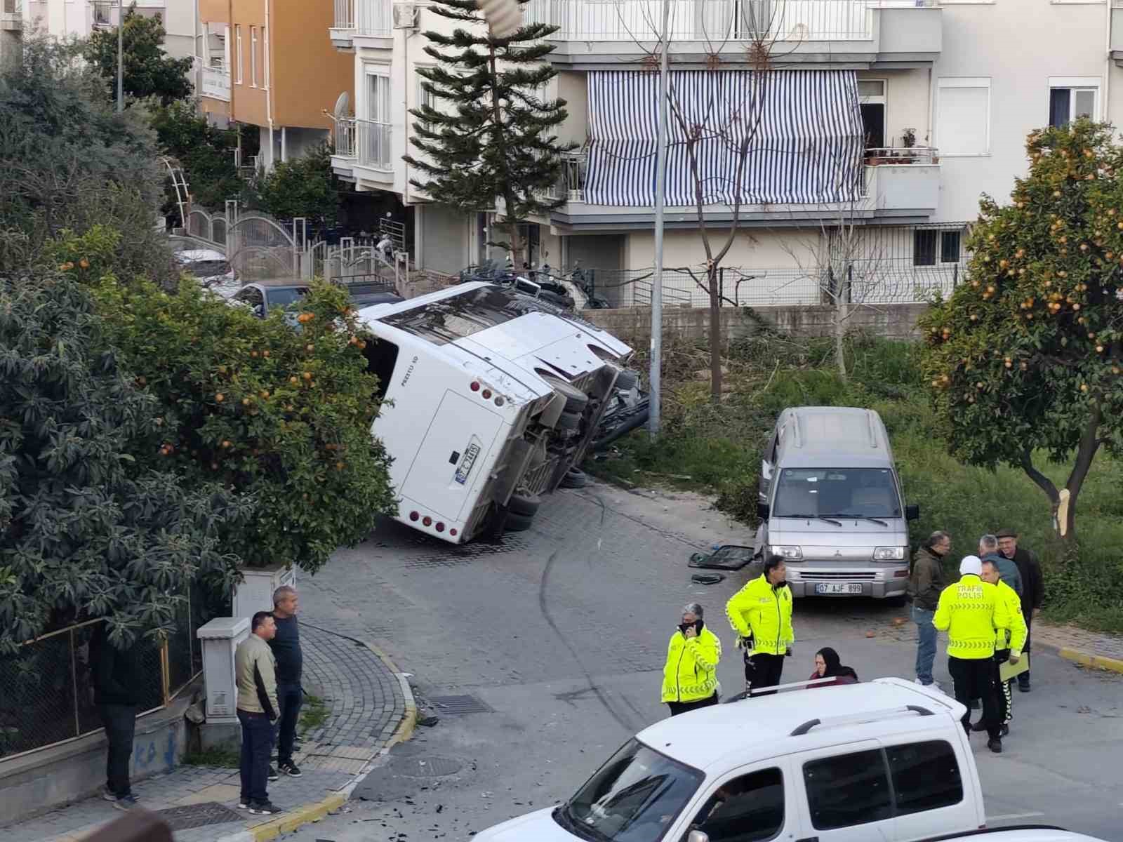 Kaza yapan otel servisi, park halindeki ara&ccedil;ların &uuml;zerine devrildi
