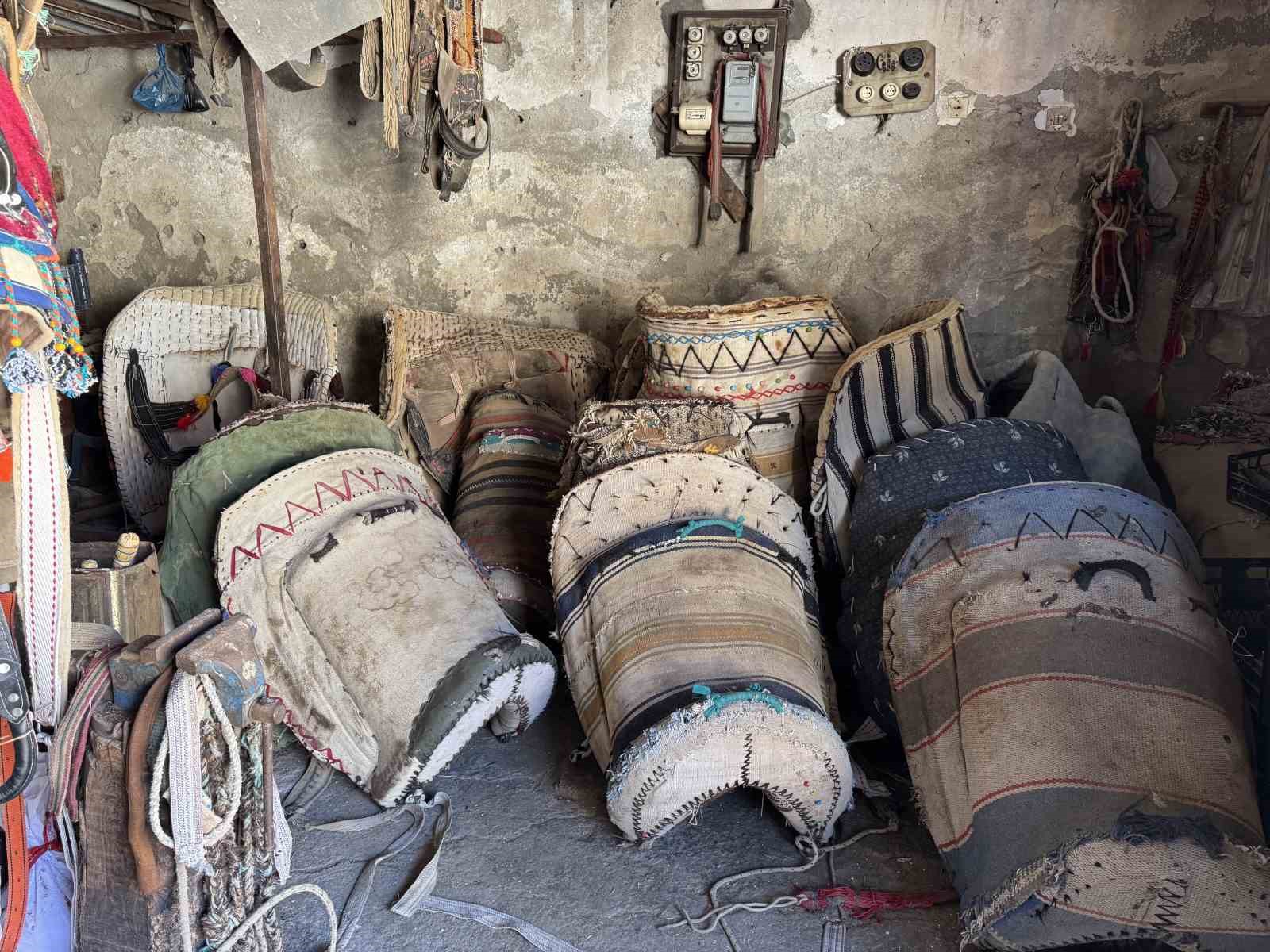 Nalbantlıkla ge&ccedil;en yarım asır: Diyarbakırlı 2 kardeş, 50 yıldır nalbantlık yapıyor
