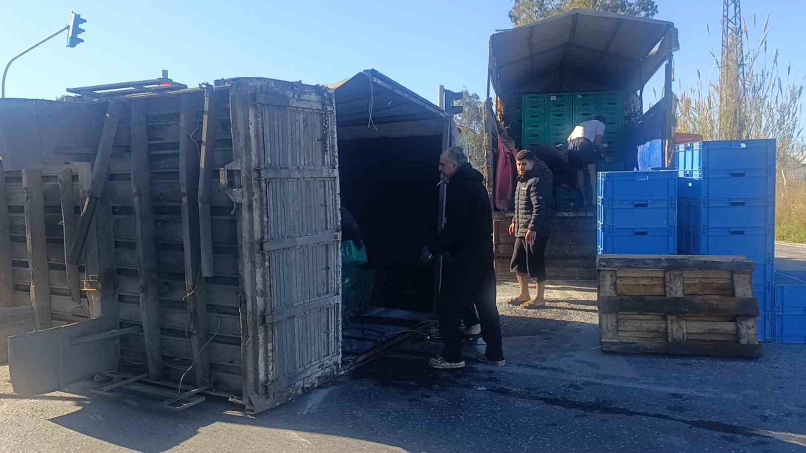 Antalya&rsquo;da muz y&uuml;kl&uuml; kamyonun kasası yola savruldu
