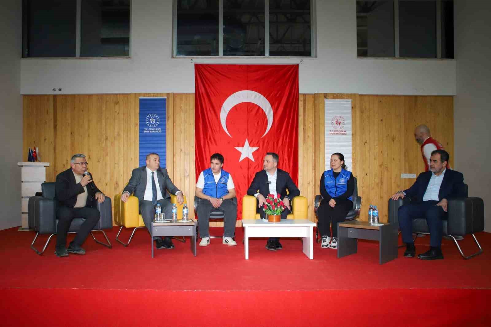 Bakan Yardımcısı Eminoğlu, K&ouml;şk&rsquo;te gen&ccedil;lerle buluştu
