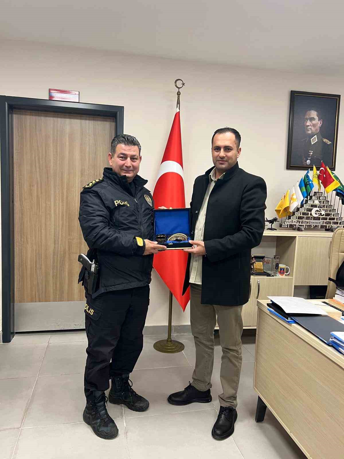 Sivrice Emniyet M&uuml;d&uuml;r&uuml; Bilen&rsquo;e fahri hemşerilik ve &uuml;st&uuml;n başarı belgesi
