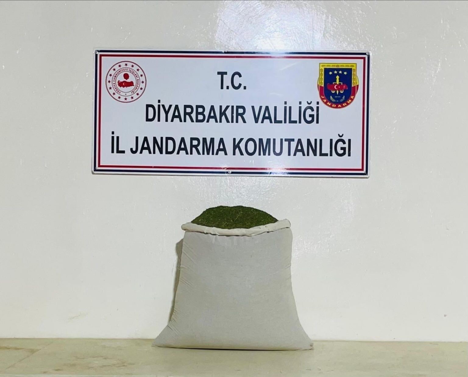 Diyarbakır&rsquo;da 129 kilo uyuşturucu ve hap ele ge&ccedil;irildi: 21 ş&uuml;pheliye yasal işlem
