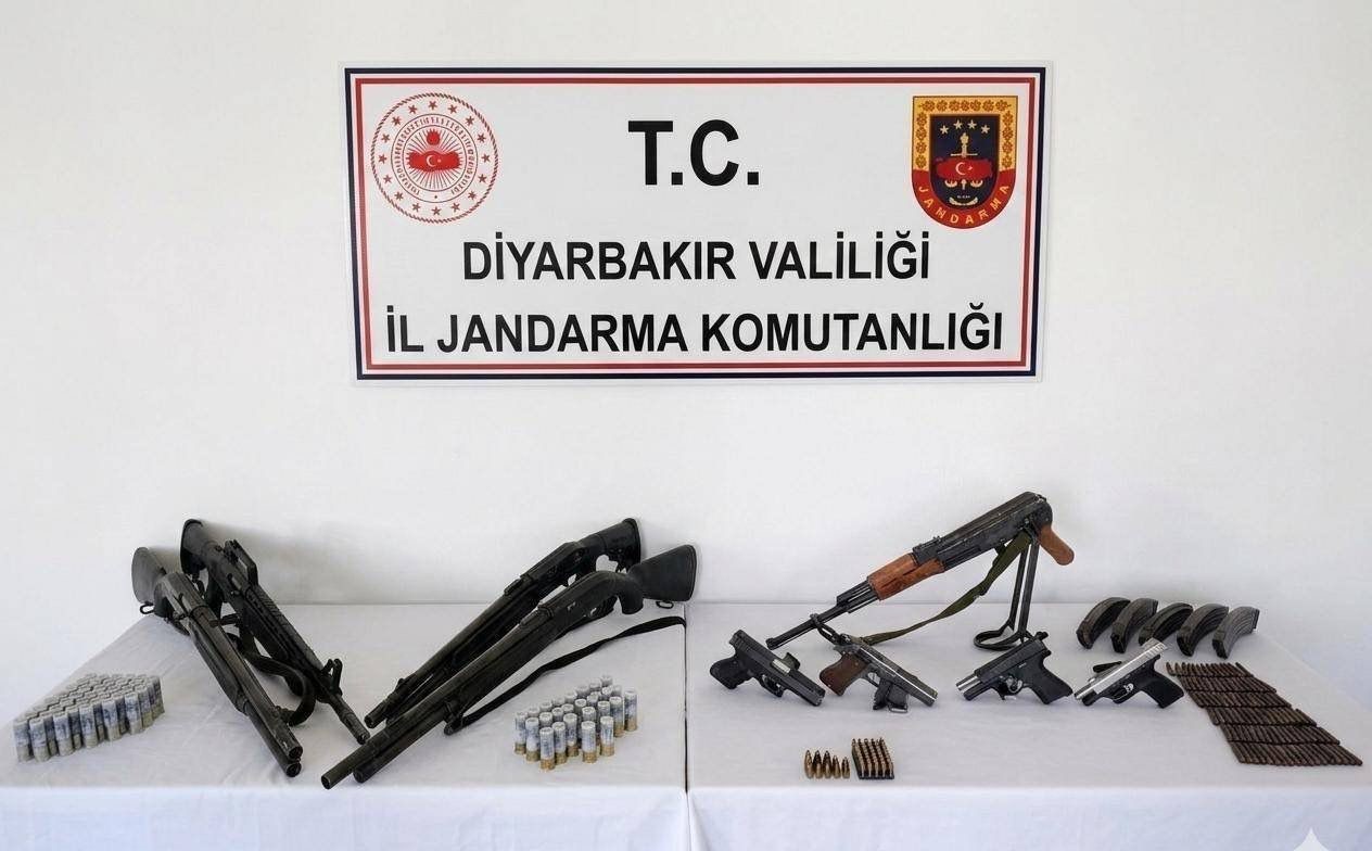 Diyarbakır&rsquo;da jandarma operasyonlarında &ccedil;ok sayıda silah ve aparatı ele ge&ccedil;irildi
