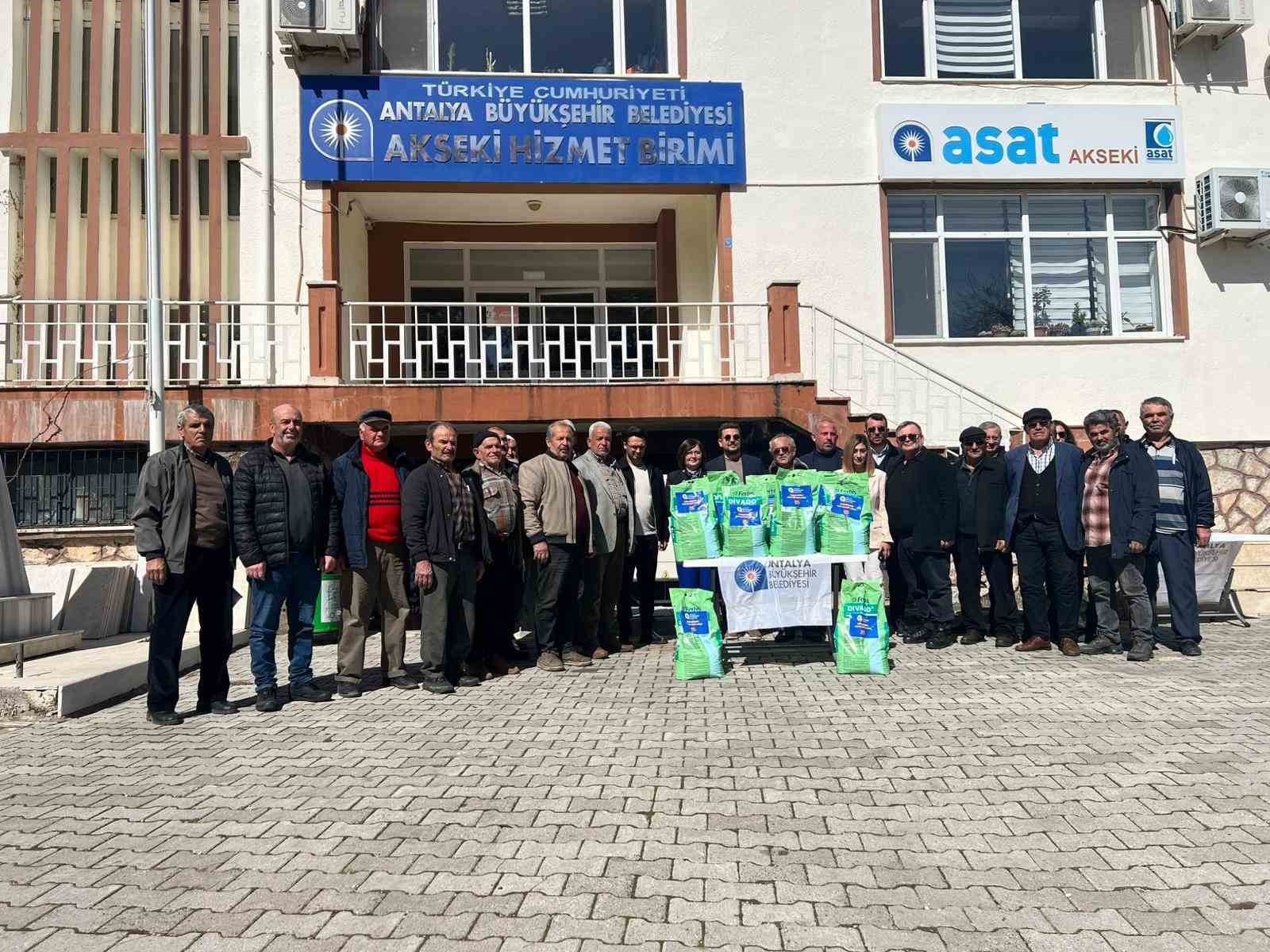 Antalya B&uuml;y&uuml;kşehir Belediyesi&rsquo;nden &uuml;reticilere bordo bulamacı desteği
