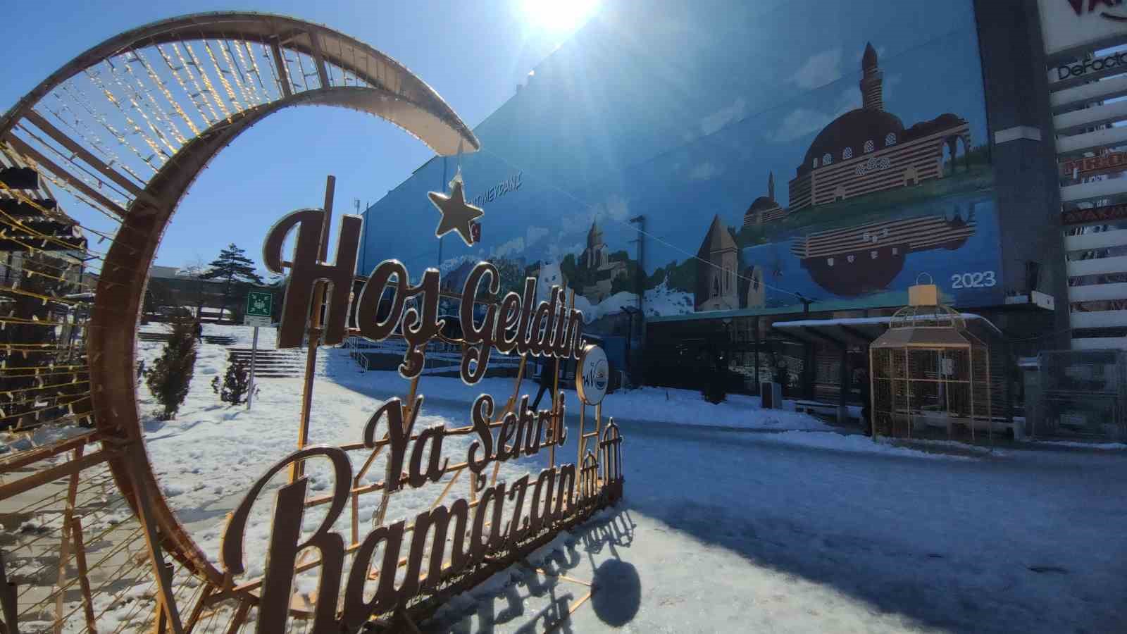 Van&rsquo;da Ramazan ışıltısı: Kent meydanları g&ouml;rsel ş&ouml;lene d&ouml;n&uuml;şt&uuml;
