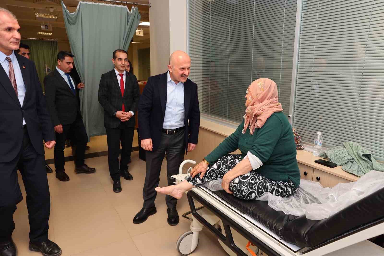 Vali Varol&rsquo;dan hastalara ziyaret
