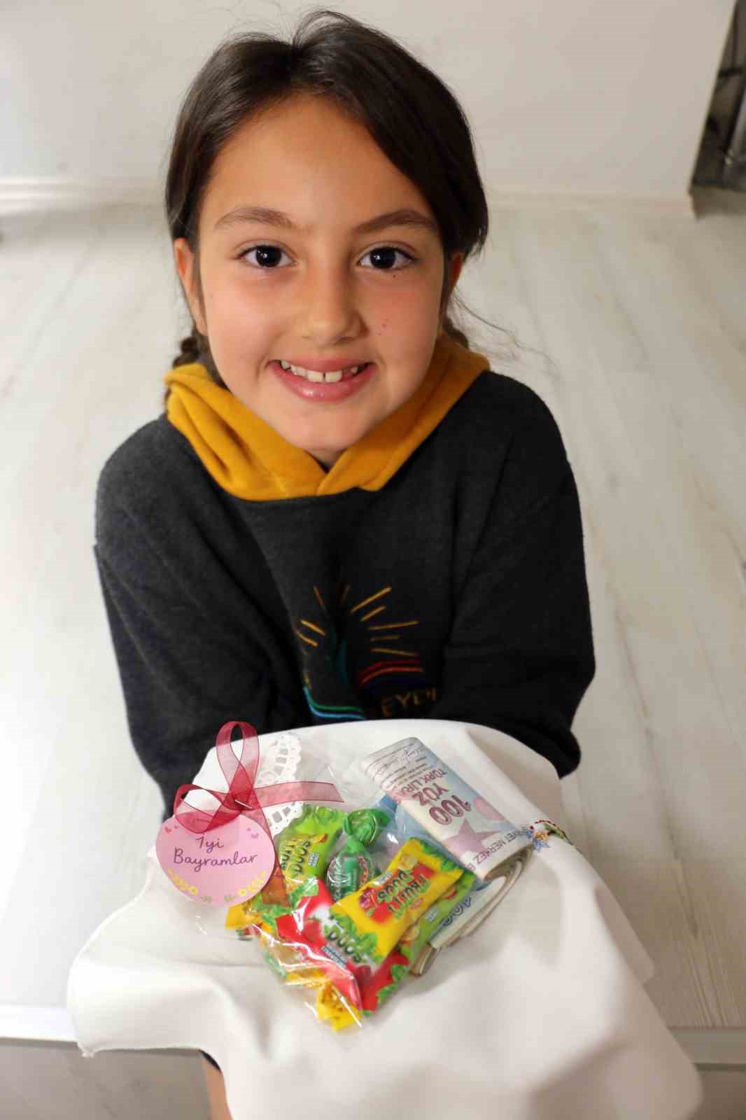 Nineler ve torunları mendil geleneğinde buluştu: Ellerini &ouml;pt&uuml;kleri ninelerinin sardığı mendillerden hediyelerini aldılar
