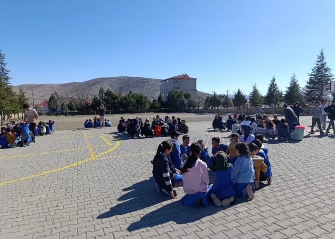 Yunak&rsquo;taki okullarda deprem tahliye tatbikatı ger&ccedil;ekleştirildi
