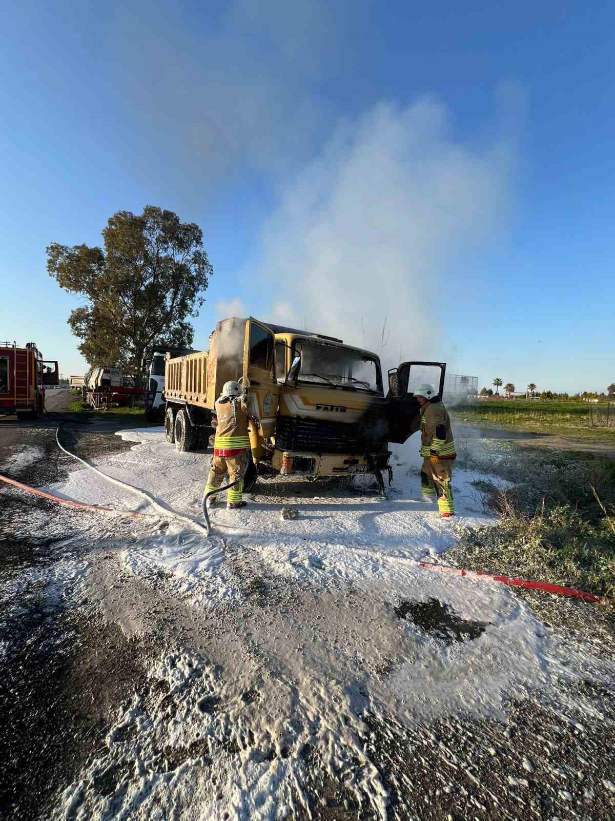 Arsuz&rsquo;da kamyonet alevlere teslim oldu
