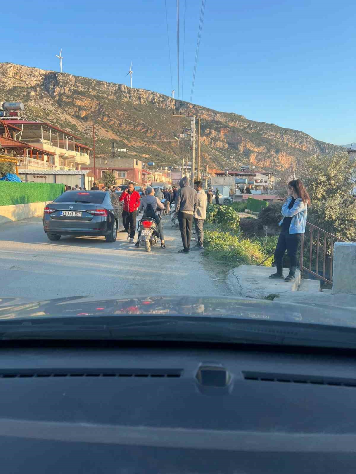 Otomobille &ccedil;arpışan motosikletli ağır yaralandı
