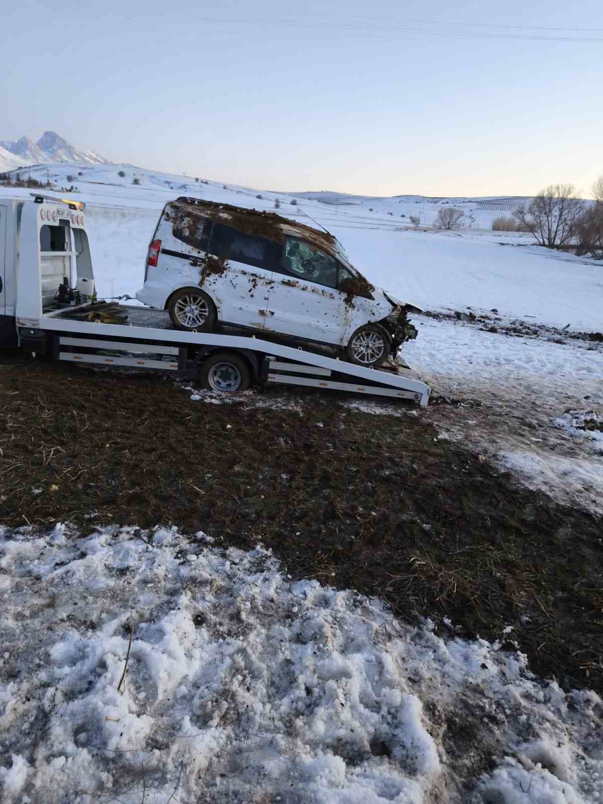 Niğde-&Ccedil;amardı yolunda ara&ccedil; takla attı, 4 kişi yaralandı
