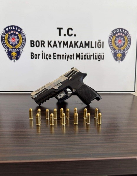 Niğde Bor&rsquo;da silah ve &ccedil;alıntı motosiklet ele ge&ccedil;irildi
