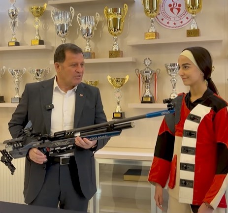 Kayseri’nin ilk SEM Olimpik Tüfek sporcusuna malzeme desteği