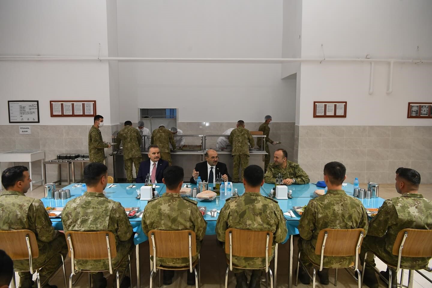 Vali Ustaoğlu Mehmet&ccedil;ikle iftarda buluştu
