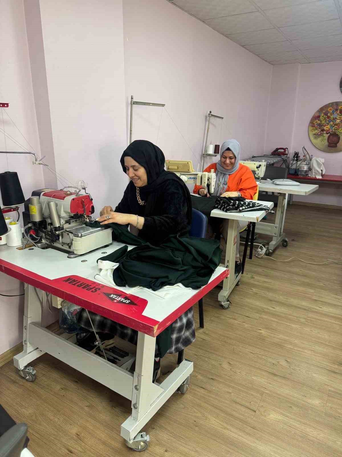 Batman&rsquo;da kadınlar ilmek ilmek geleceği dokuyor
