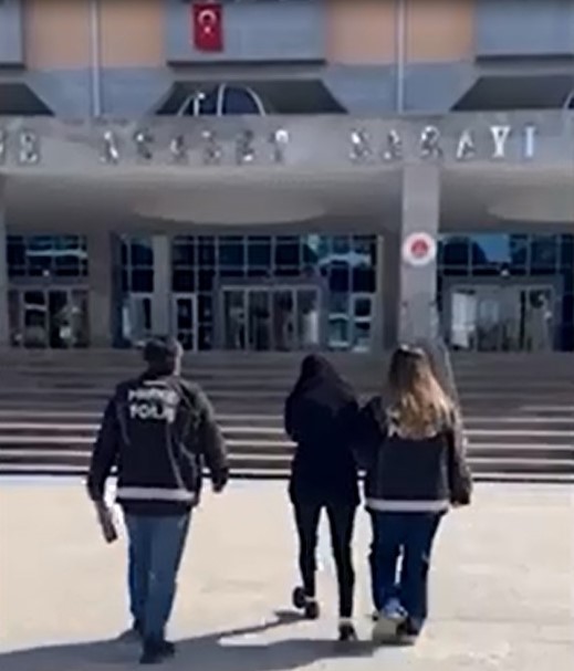 Kapıkule&rsquo;de ara&ccedil;taki gizli b&ouml;lmede 8 kilo 60 gram kokain ele ge&ccedil;irildi
