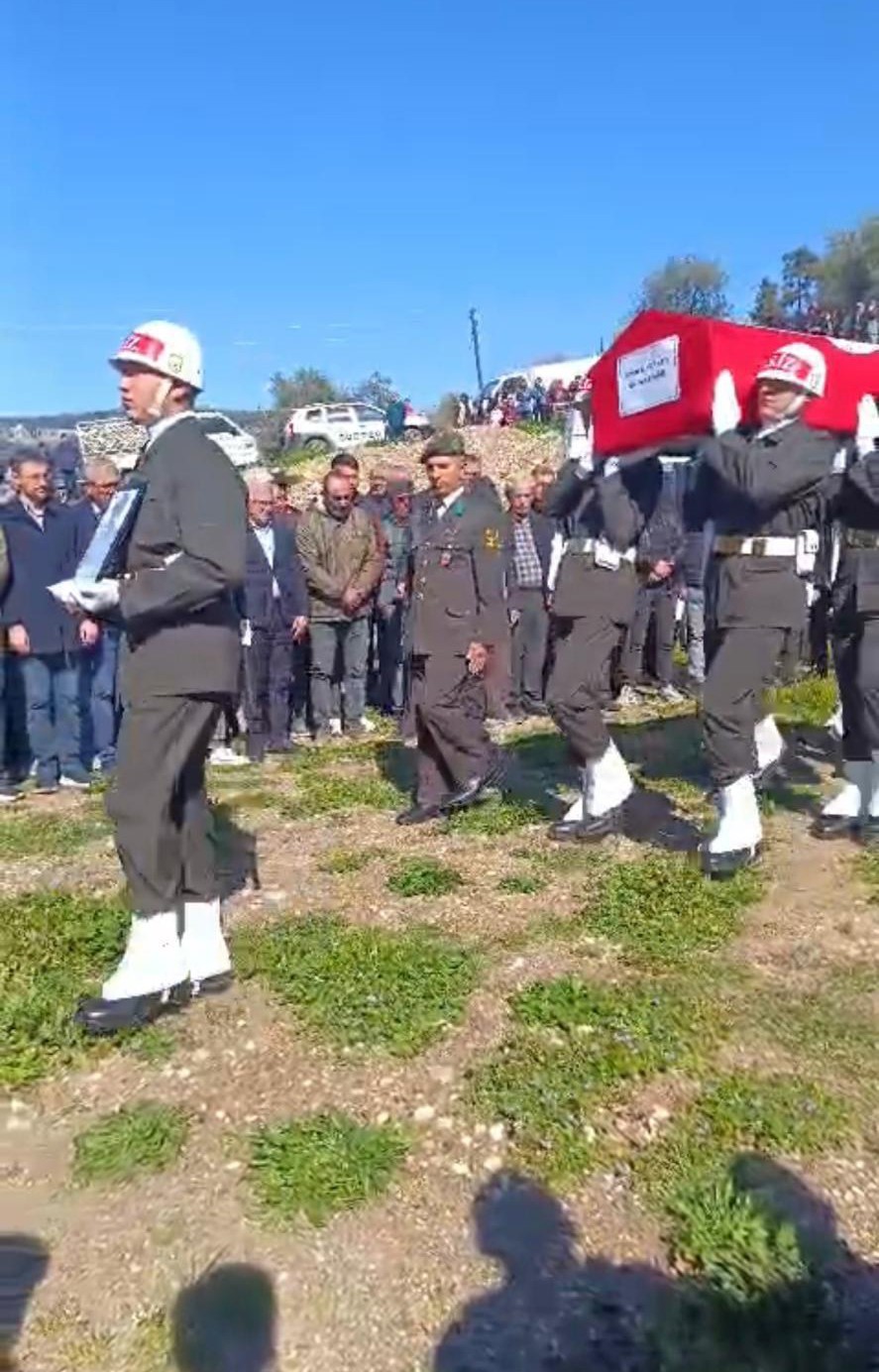 Kıbrıs gazisi t&ouml;renle toprağa verildi
