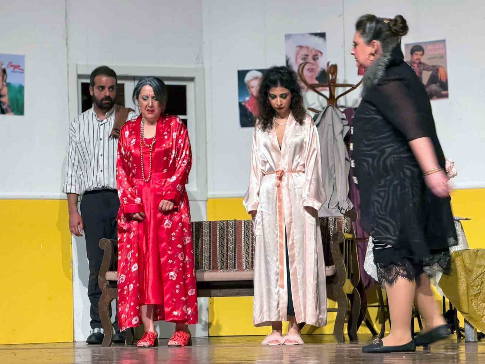 &lsquo;Kadıncıklar&rsquo; oyunu b&uuml;y&uuml;k ilgi g&ouml;rd&uuml;
