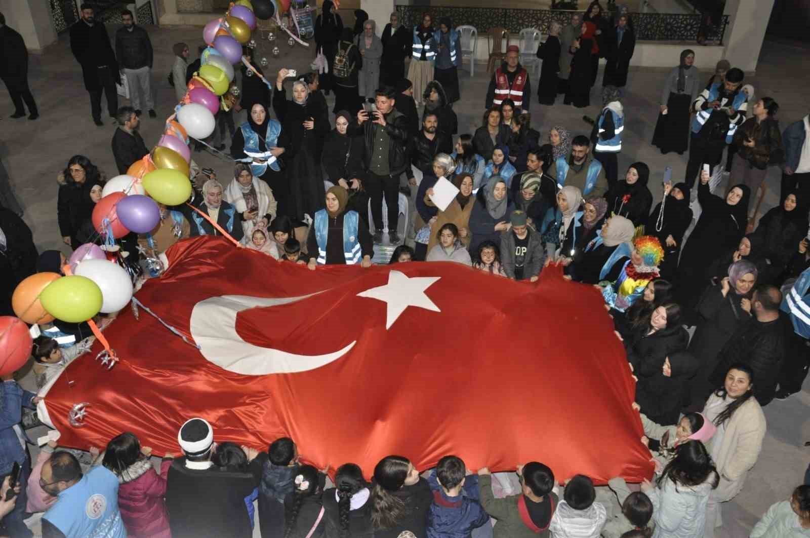 Teravih sonrası cami avlusunda &ccedil;ocuk şenliği d&uuml;zenlendi
