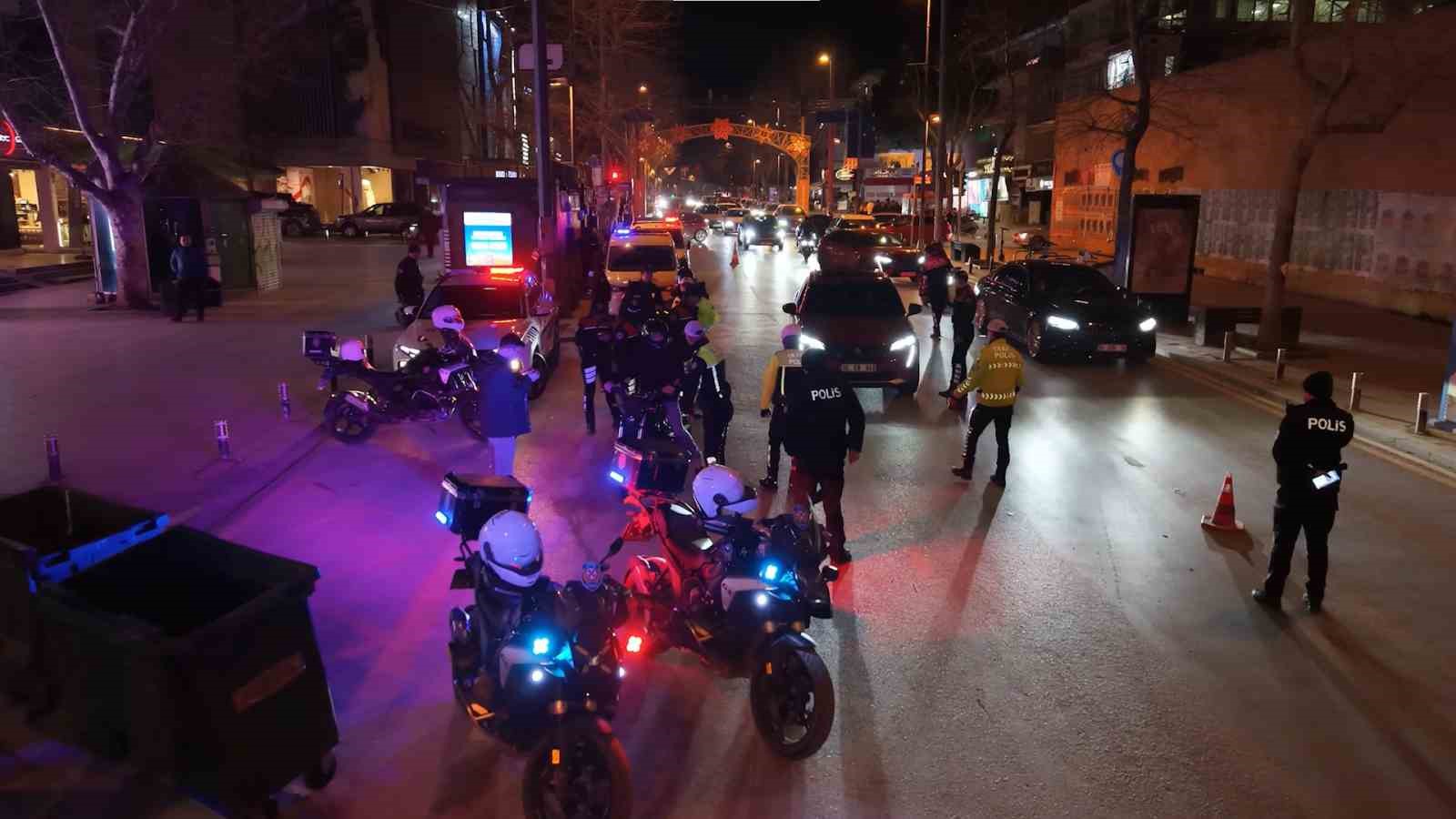 Kadık&ouml;y&rsquo;de gece denetimleri: 1.2 milyon TL ceza, 159 ara&ccedil; trafikten men
