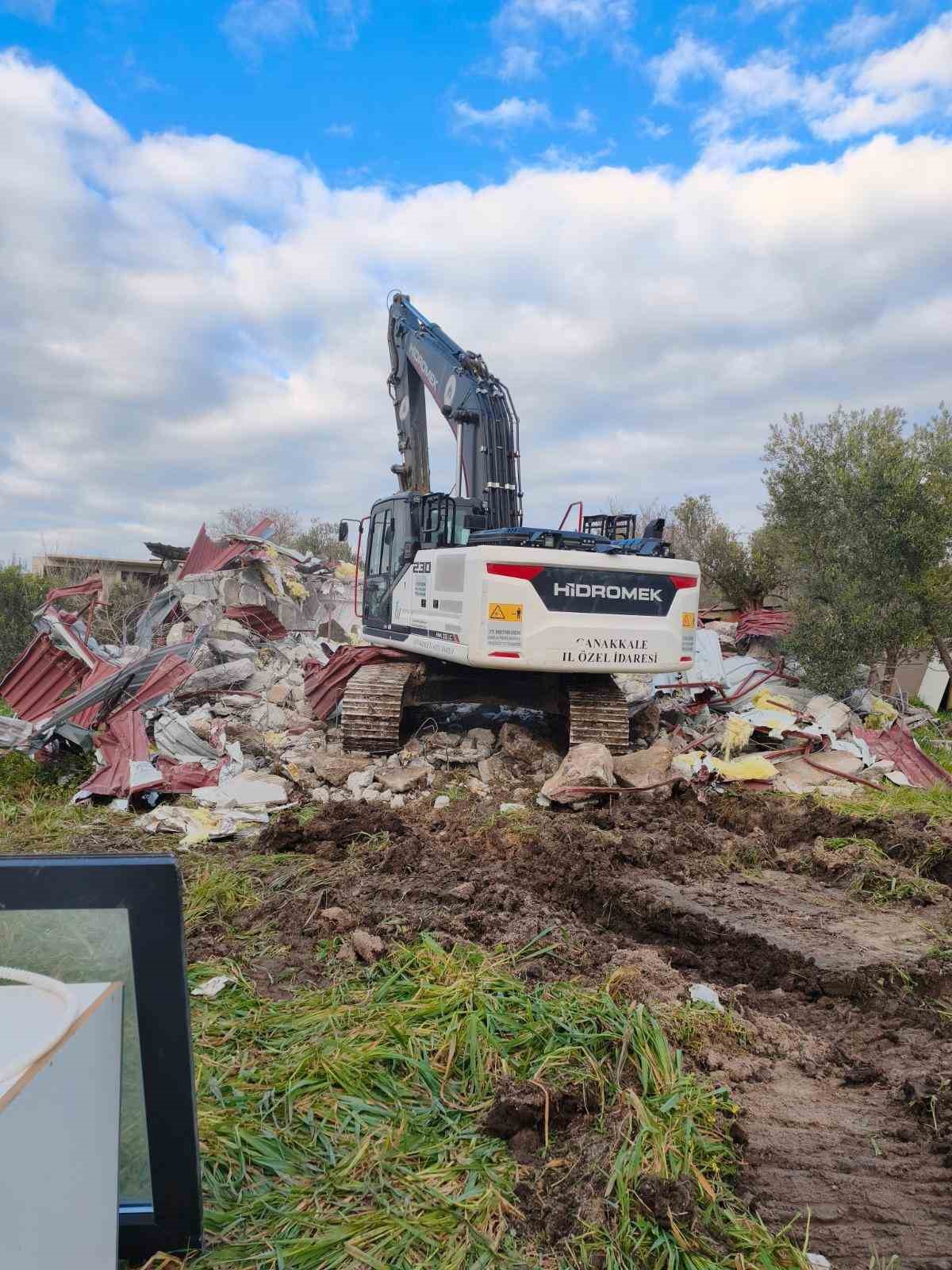 &Ccedil;anakkale&rsquo;de 31 ka&ccedil;ak yapı yıkıldı
