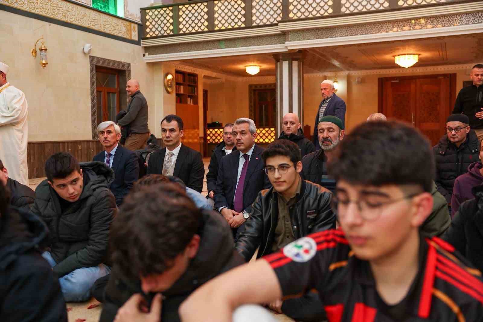 Rize&rsquo;de &ouml;ğrenciler cemaati az olan camilerde teravih namazında buluşuyor
