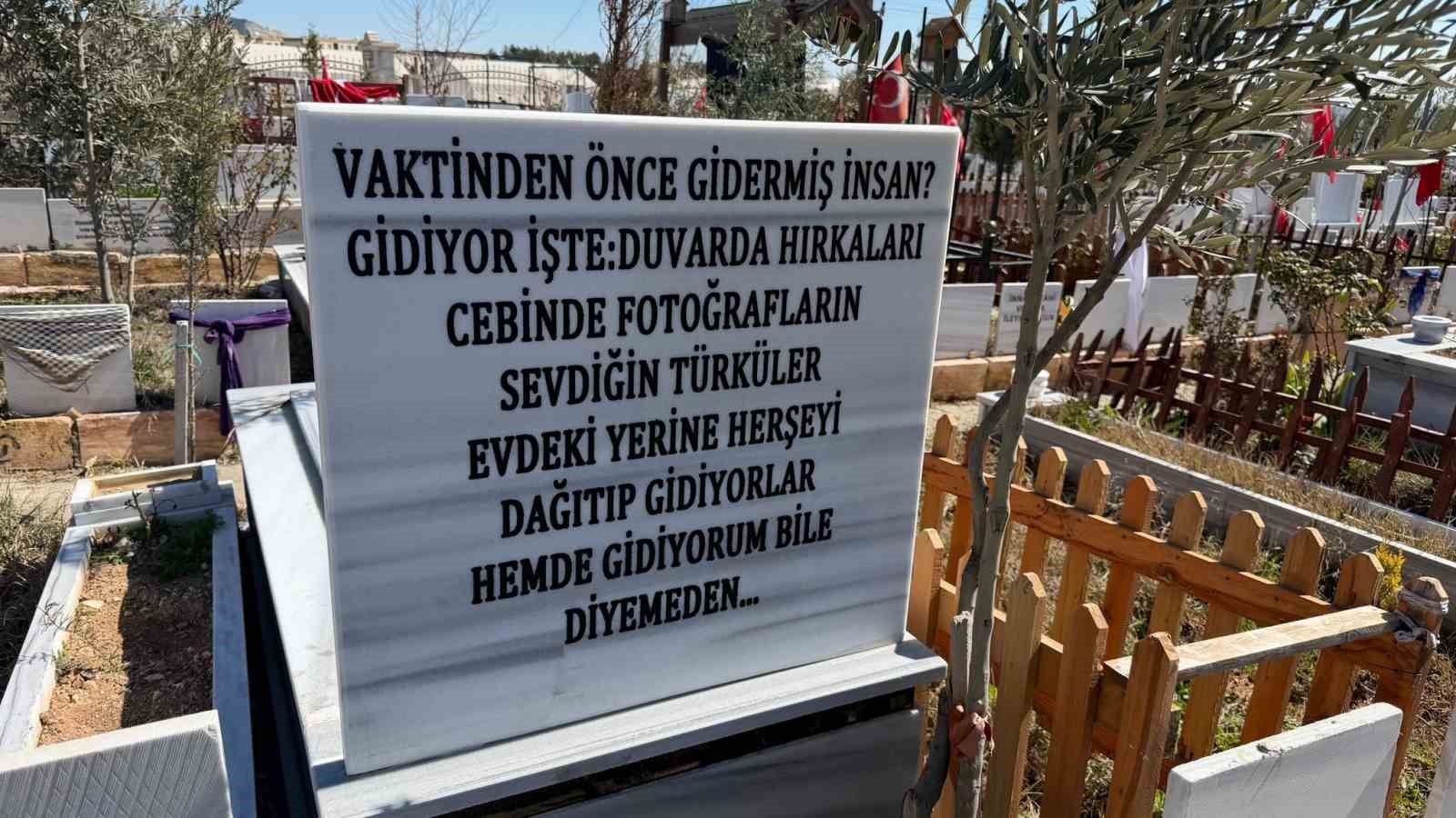 Mezar taşlarındaki her bir yazı h&uuml;zne boğuyor
