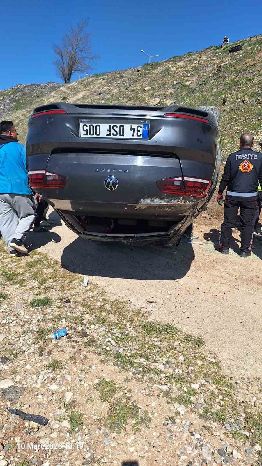 Otomobil u&ccedil;uruma yuvarlandı, s&uuml;r&uuml;c&uuml;y&uuml; itfaiye kurtardı
