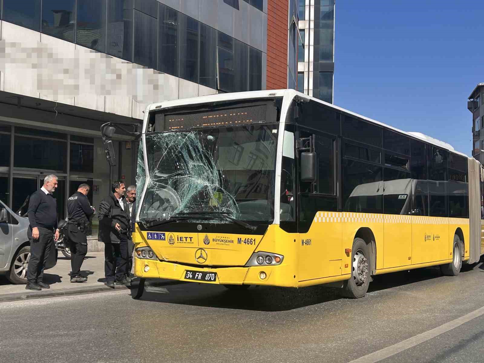 Ataşehir&rsquo;de İETT otob&uuml;sleri &ccedil;arpıştı: 1 yaralı

