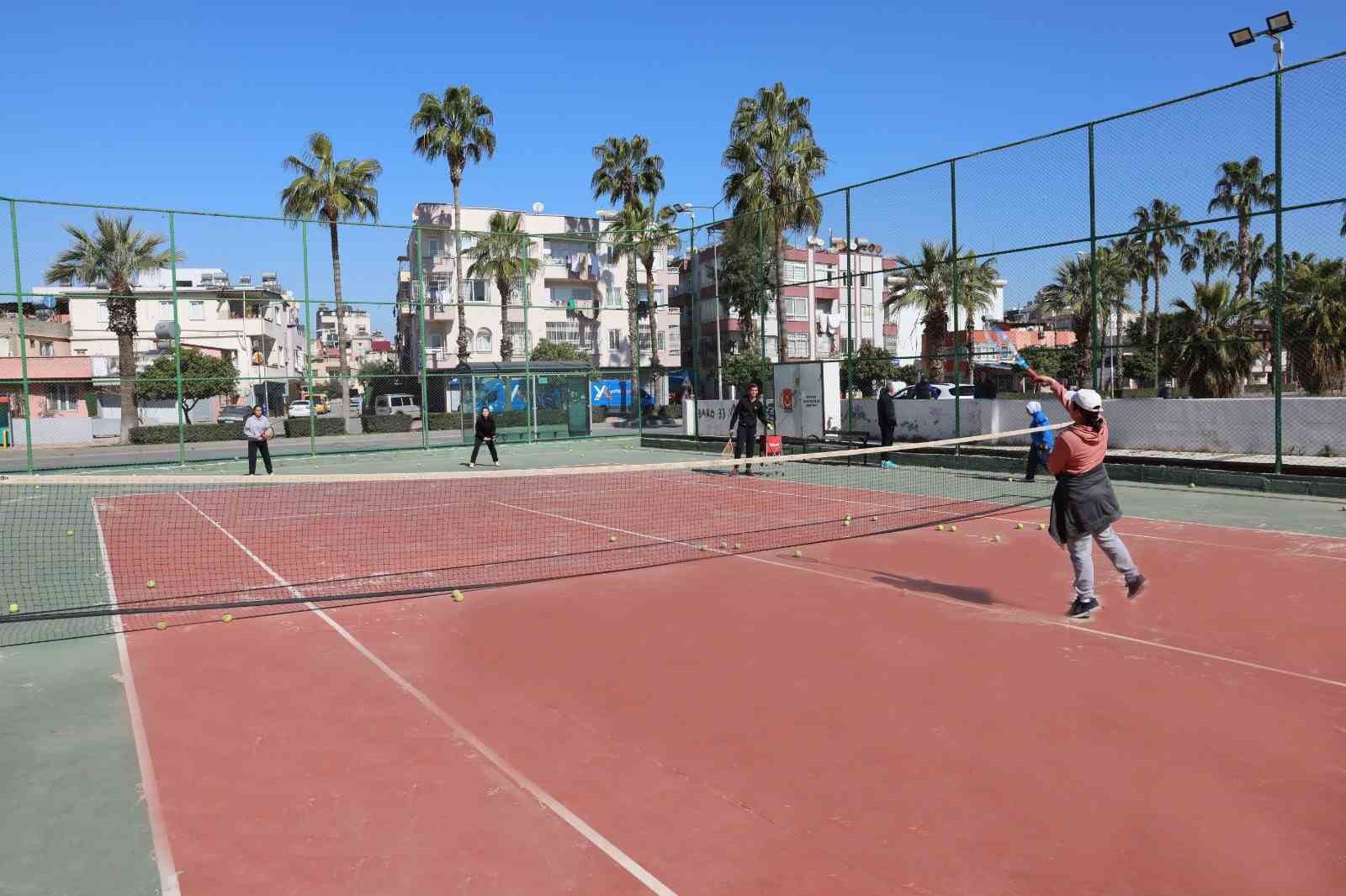 Akdeniz Belediyesinin tenis kursu gen&ccedil; yetenekleri yetiştiriyor
