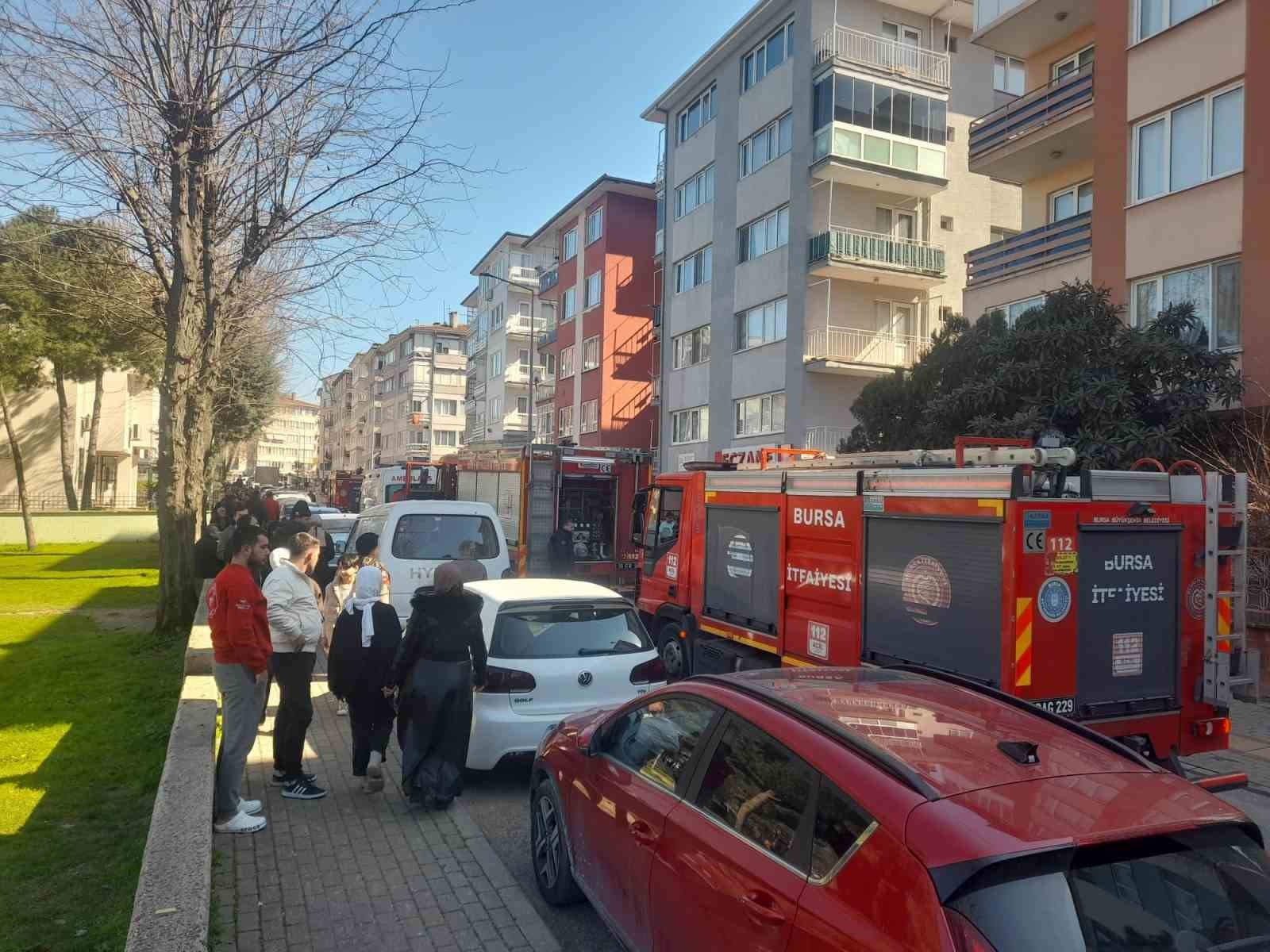 Bursa&rsquo;da apartman &ccedil;atısında yangın paniği
