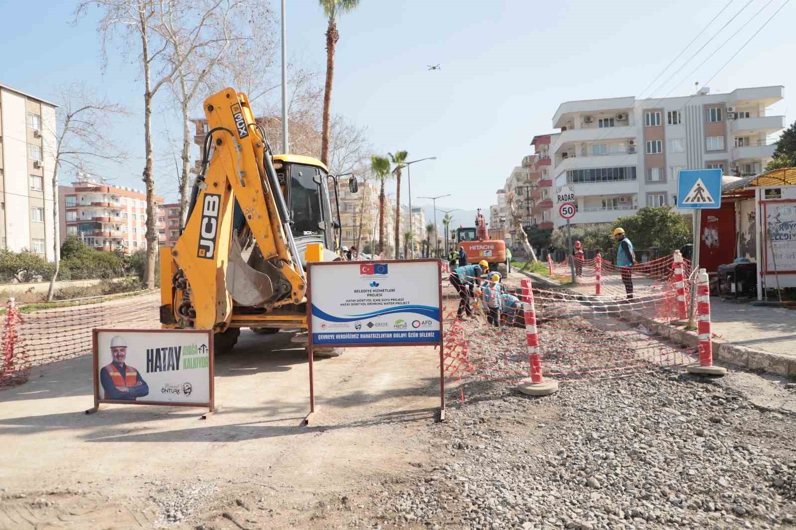 Hatay B&uuml;y&uuml;kşehir Belediyesi, D&ouml;rtyol&rsquo;da pastan tanınmaz hale gelen i&ccedil;me suyu şebeke hattını yeniliyor
