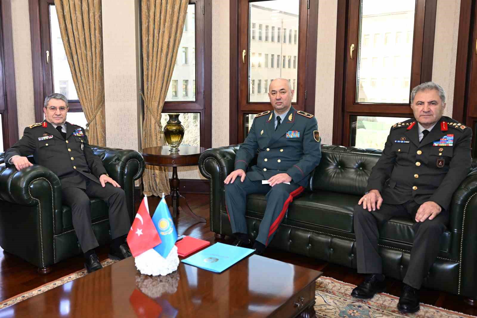 Genelkurmay Başkanı Bayraktaroğlu, Kazakistan Kara Kuvvetleri Komutanı Kuchekbayev&rsquo;i kabul etti
