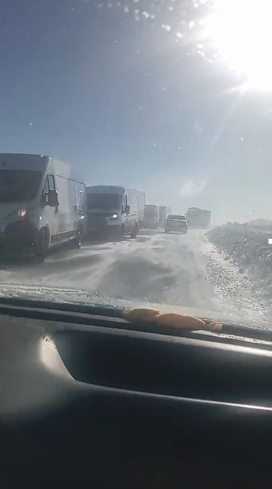 Kars-G&ouml;le yolunda onlarca ara&ccedil; mahsur kaldı
