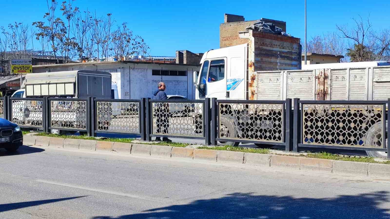 &Uuml;st ge&ccedil;it isteyen mahalleli eylem yapıp belediyeye tepki g&ouml;sterdi
