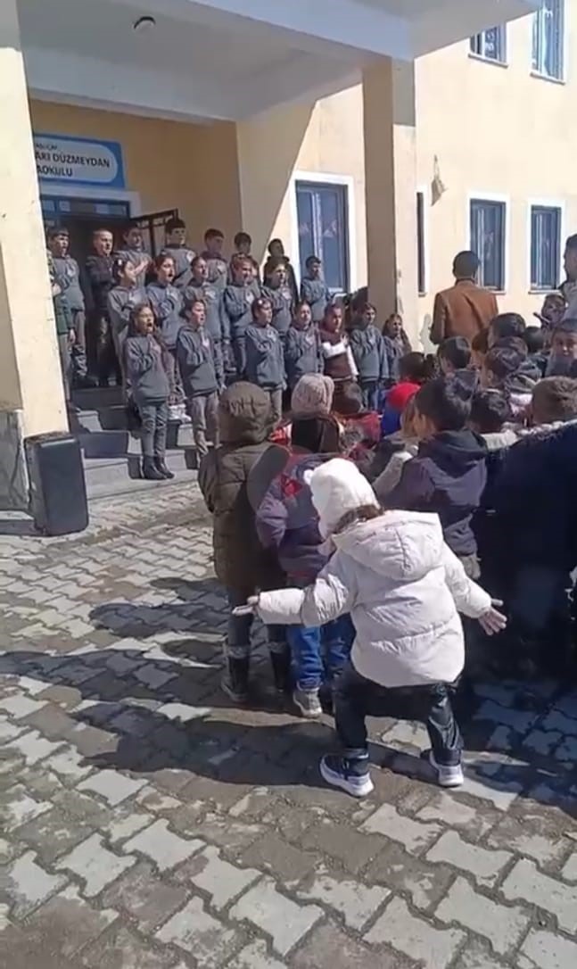 Taşlı&ccedil;ay&rsquo;da Ramazan etkinliğinde minik kızın ilahiye eşliği tebess&uuml;m oluşturdu
