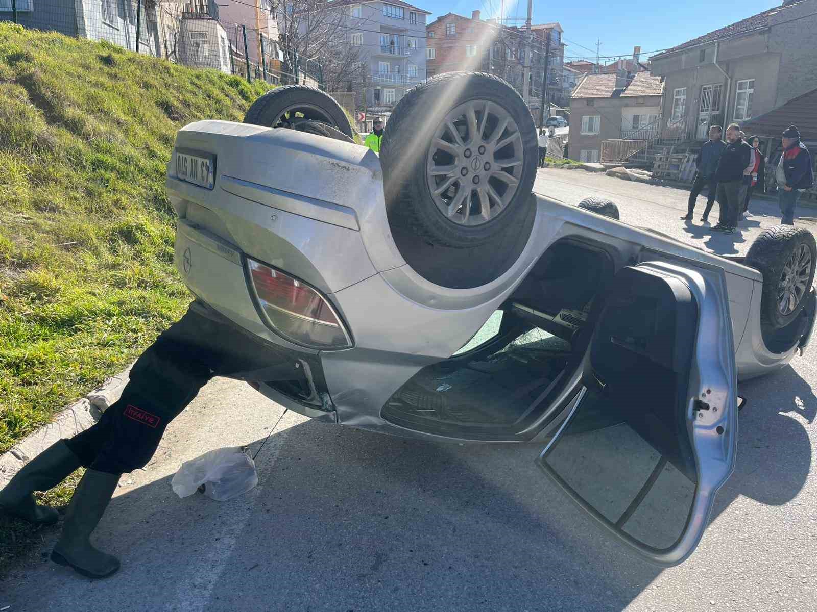 K&uuml;tahya&rsquo;da otomobil takla attı: 1 yaralı
