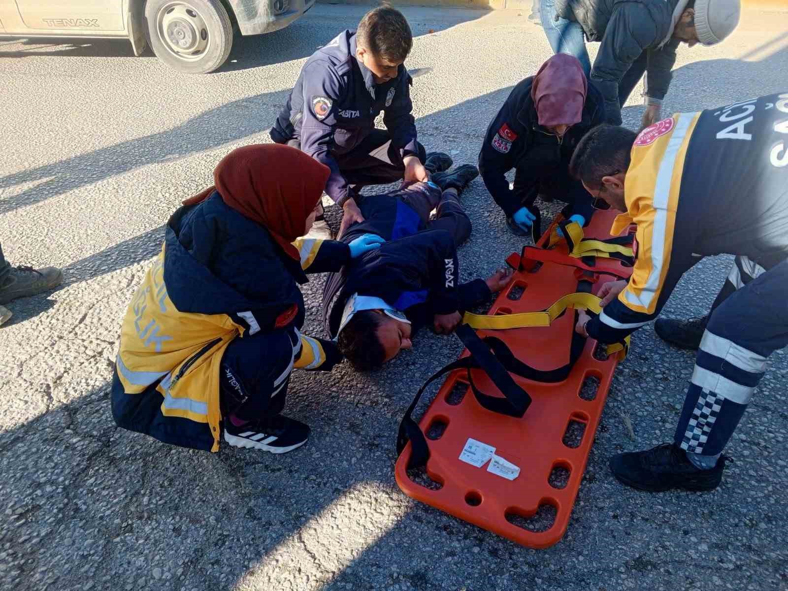 Isparta&rsquo;da s&uuml;r&uuml;c&uuml;s&uuml;n&uuml;n kontrol&uuml;nden &ccedil;ıkan motosiklet yola savruldu: 1 yaralı
