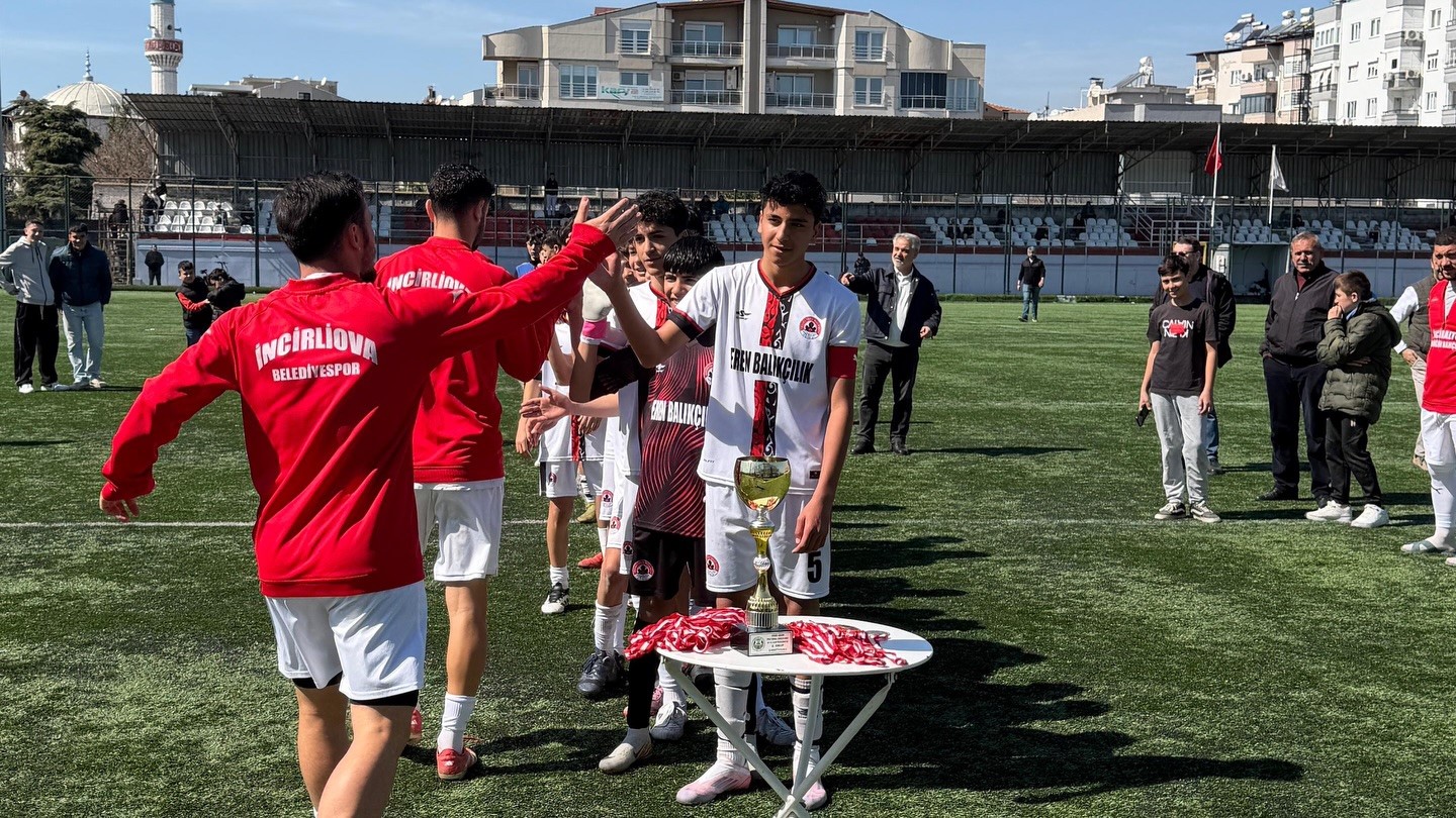 İncirliova Belediyespor U-15 takımı, şampiyonluğunu ilan etti
