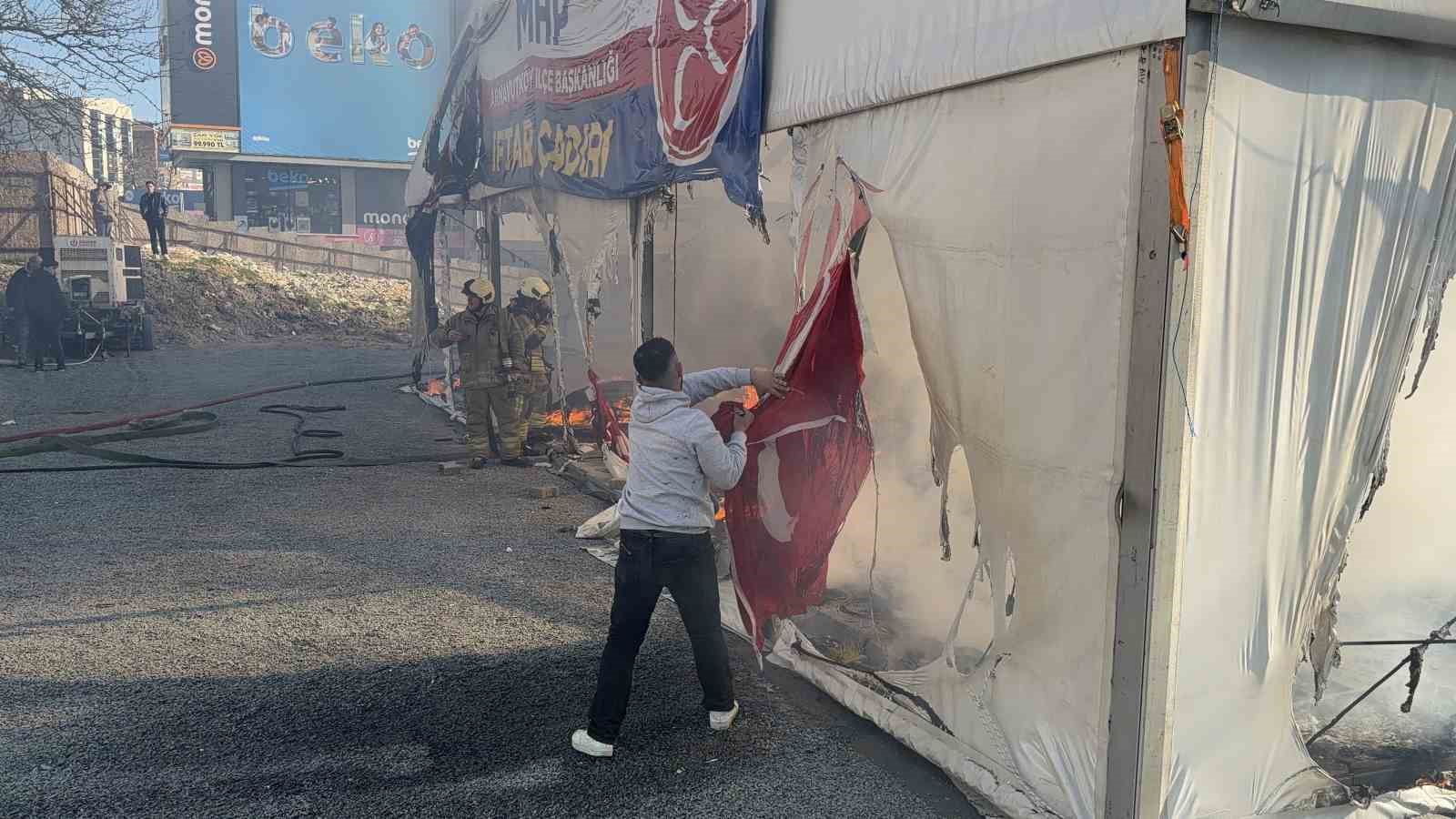 Arnavutk&ouml;y&rsquo;de MHP&rsquo;nin iftar &ccedil;adırında yangın
