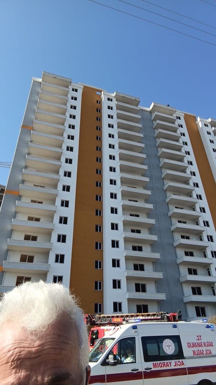 Samsun&rsquo;da 20 katlı binaya &ccedil;ıkan genci polis ikna etti
