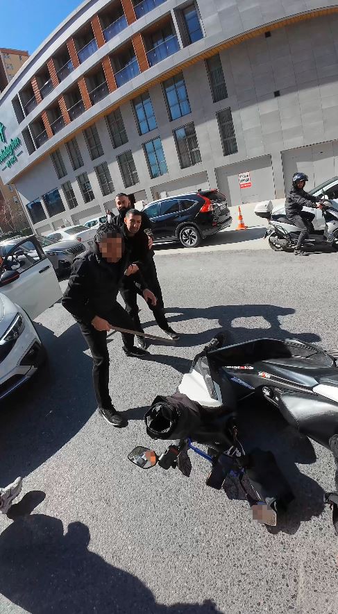 Esenyurt&rsquo;ta şerit ihlali yapan s&uuml;r&uuml;c&uuml;y&uuml; uyaran motorkurye darp edildi
