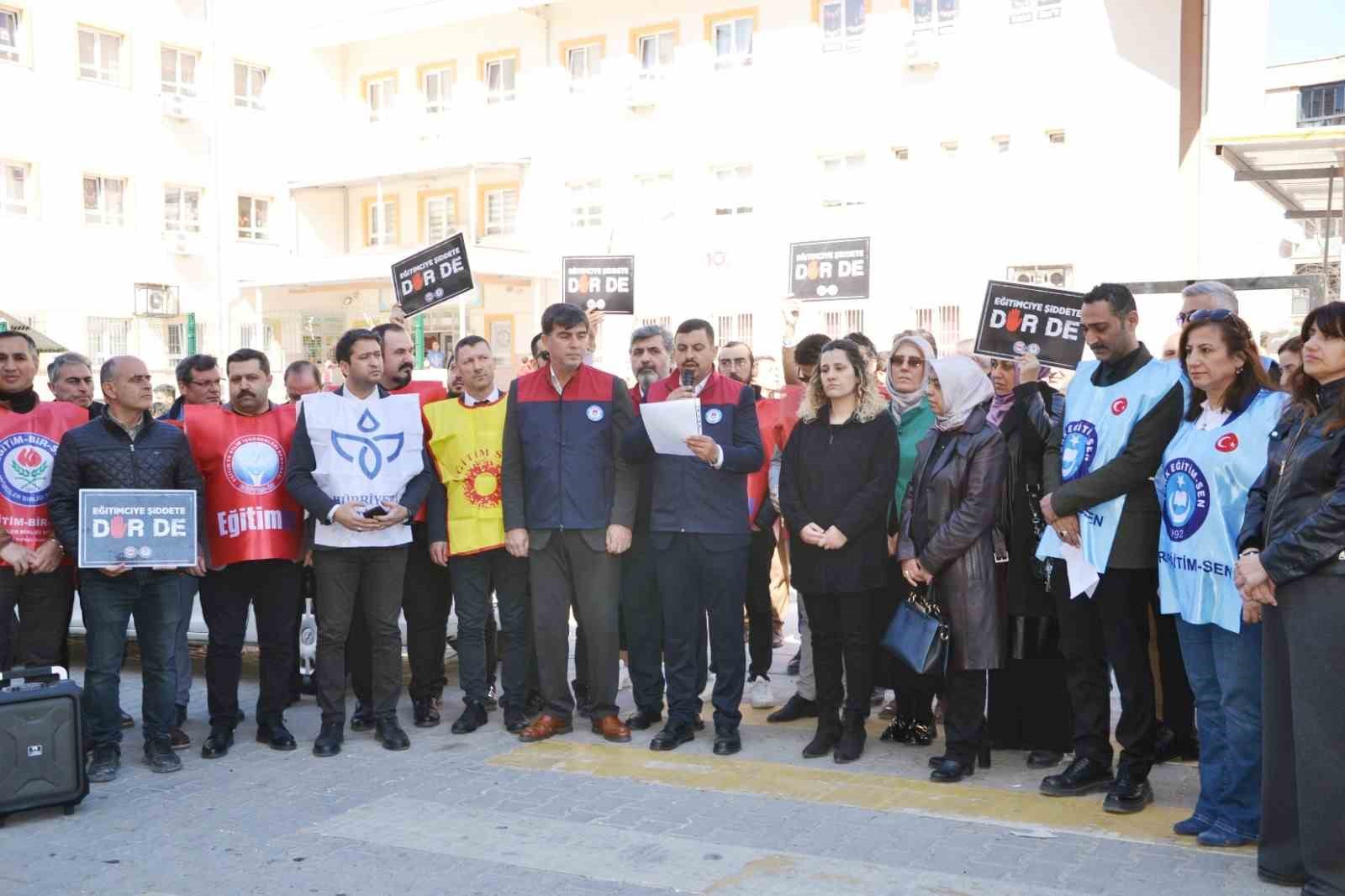 &Ouml;ğretmene tehdit iddiası sendikaları birleştirdi
