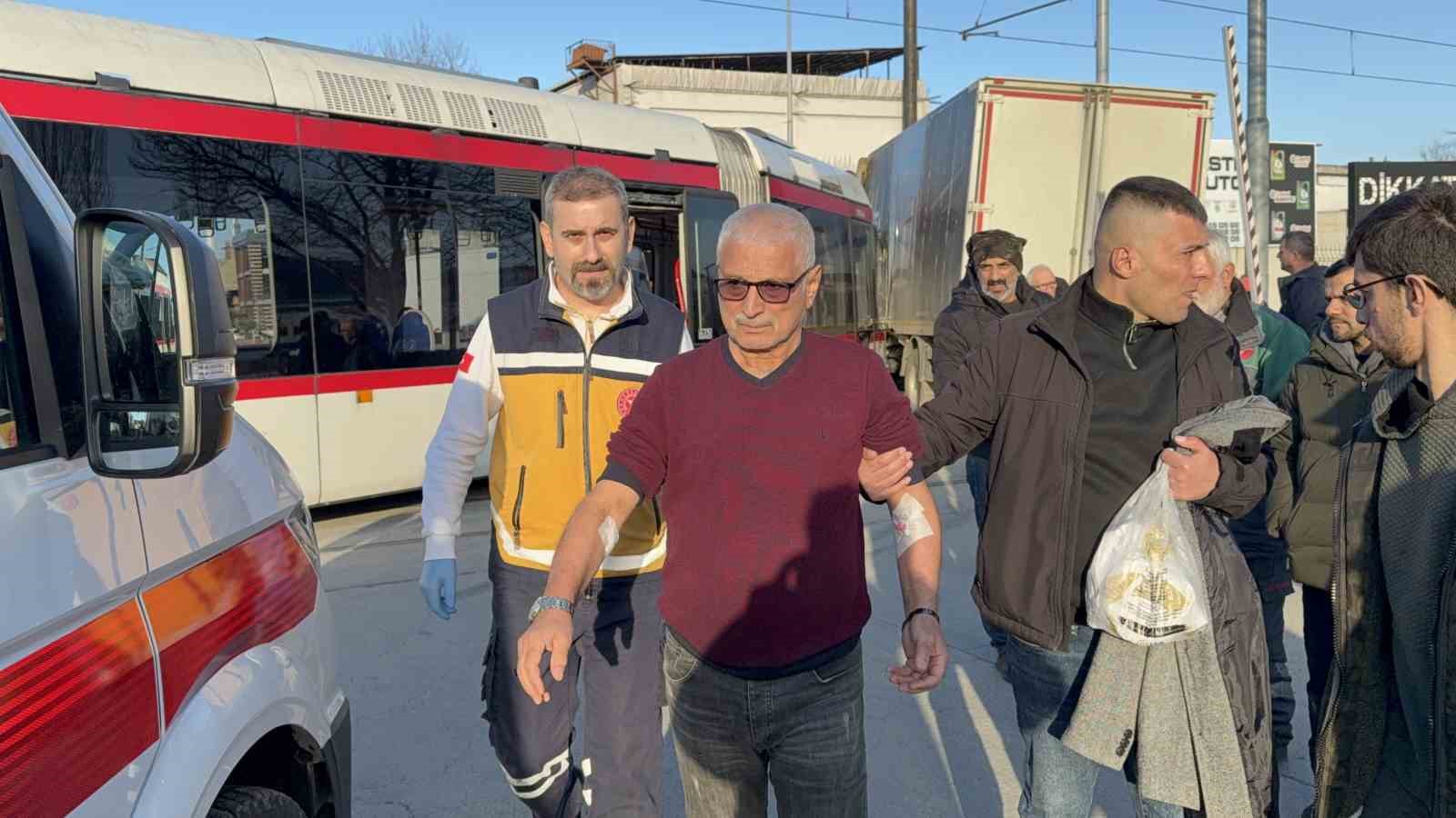 Samsun&rsquo;da tramvay ile kamyon &ccedil;arpıştı: 3 yaralı

